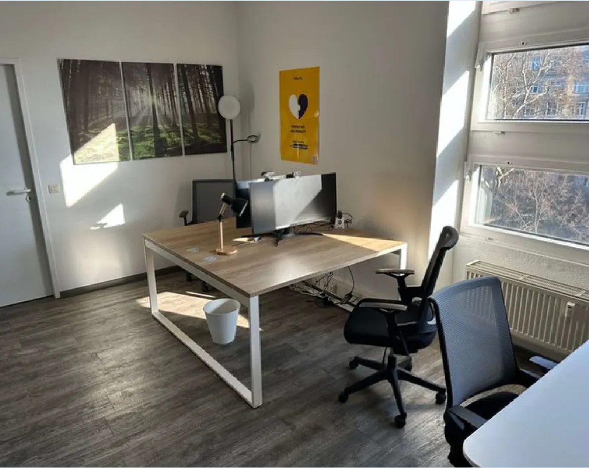 Einzelb&uuml;ro mit Tageslicht im Coworking Space Leipzig | Gallmond Coworking