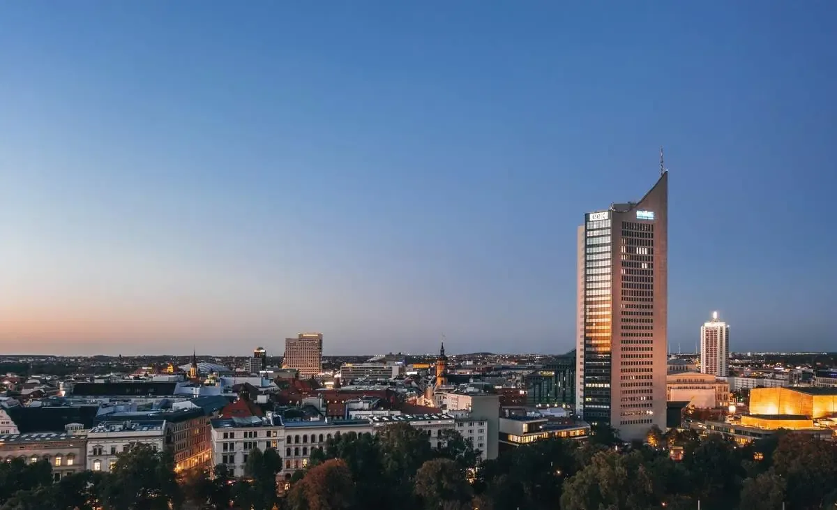 Leipzig Skyline mit City-Hochhaus bei Dämmerung – Standort Gallmond GmbH