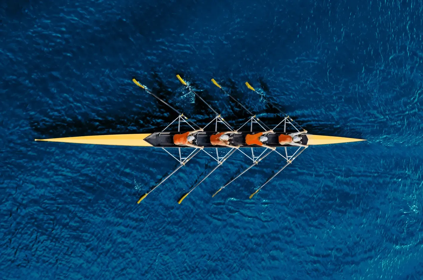 Gallmond Team im Ruderboot von oben – Teamwork und gemeinsame Richtung